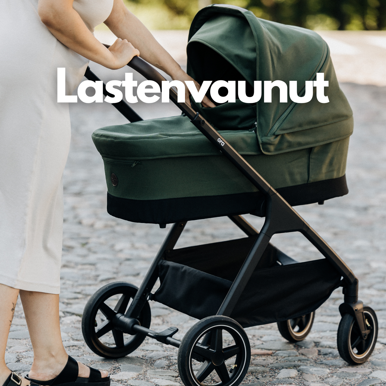 Kuvassa Oran lastenvaunuja lastenrattaita ja kolme perhettä