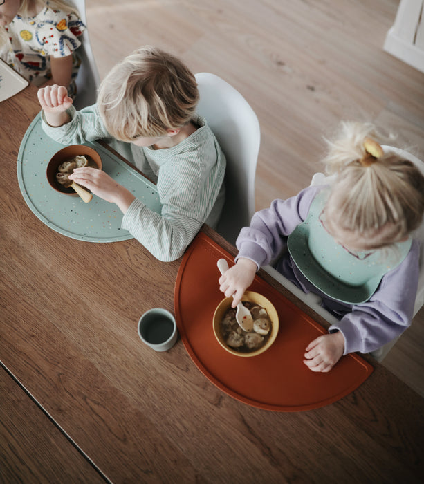 Mushie silikoninen ruokailualusta (Blush)
