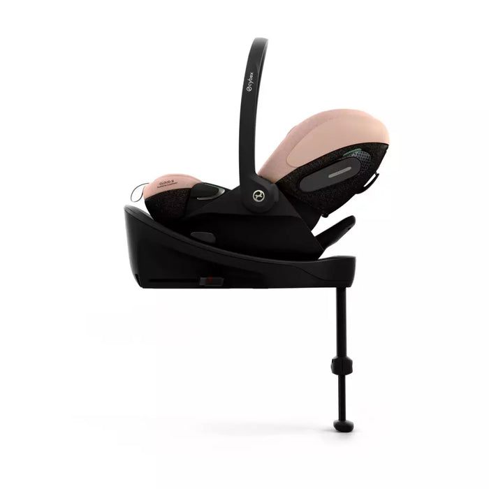 Cybex Cloud S Cozy Beige kiinni Base S jalustassa