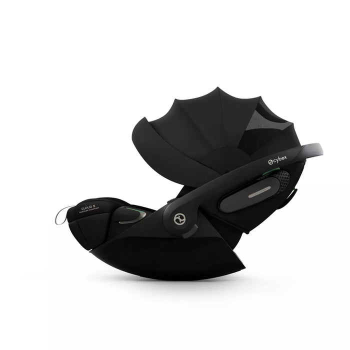 Cybex Cloud S Comfort turvakaukalo Sepia Black värissä, kuvattuna sivusta kuomu auki