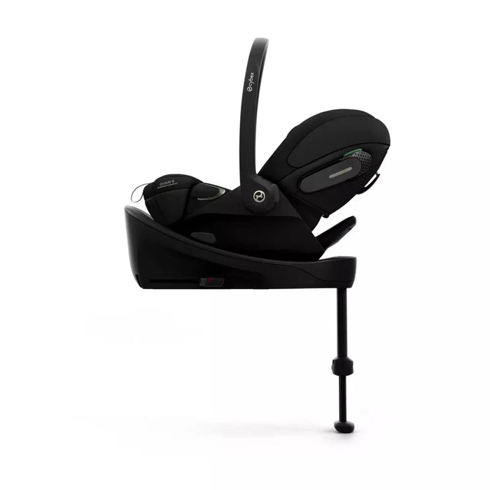 Cybex Cloud S Comfort turvakaukalo Sepia Black värissä kiinni jalustassa sivusta kuvattuna