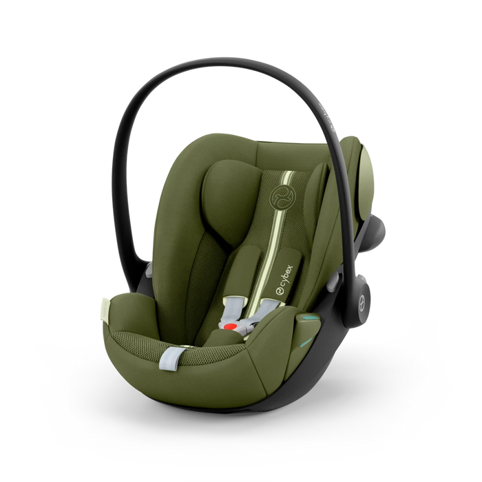 Cybex Cloud G3 Plus turvakaukalo värissä Moss Green. Kuvattuna edestä aurinkolippa auki.