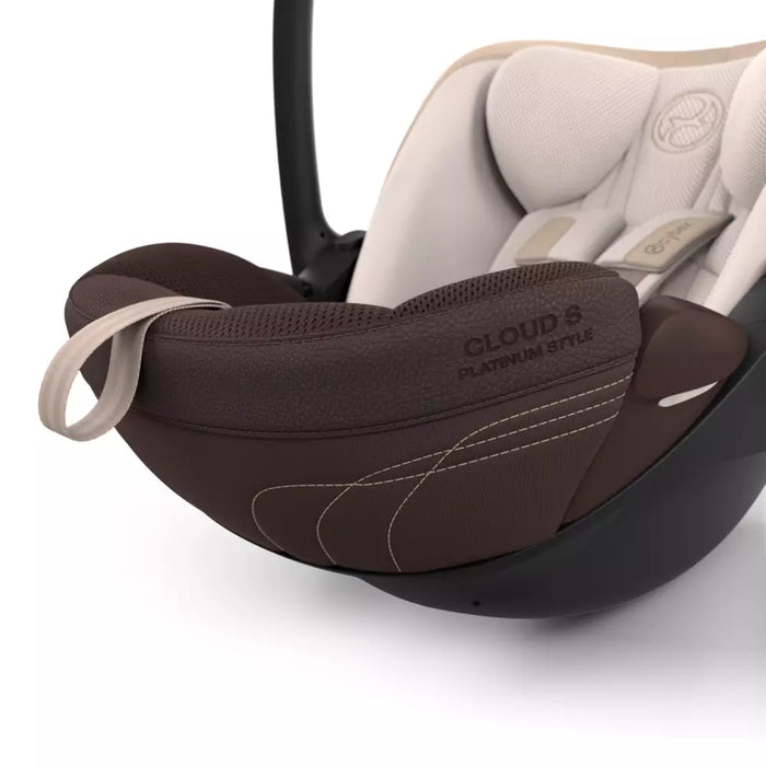Cybex Cloud S Style AmberBrown yksityiskohta keinonahkaisista yksityiskohdista