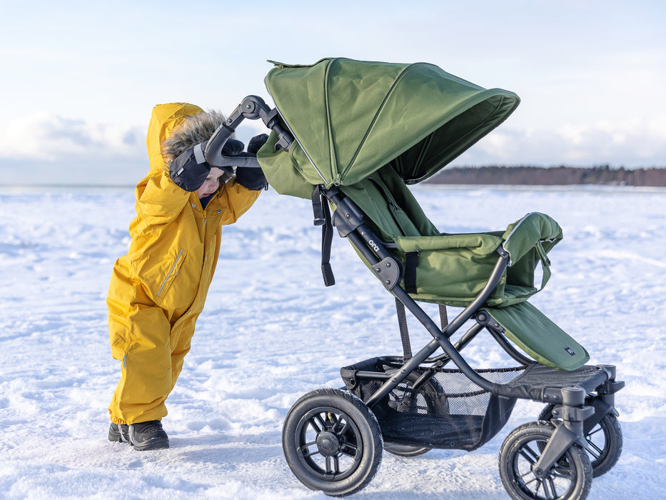 Ora Hertta lastenrattaat jäällä kuvattu, lapsi työntää