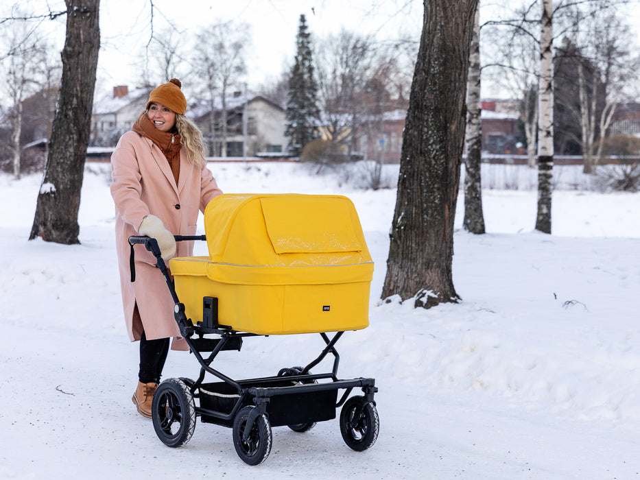 Ora Sisu kaksostenvaunut talvimaisemassa keltaisessa värissä