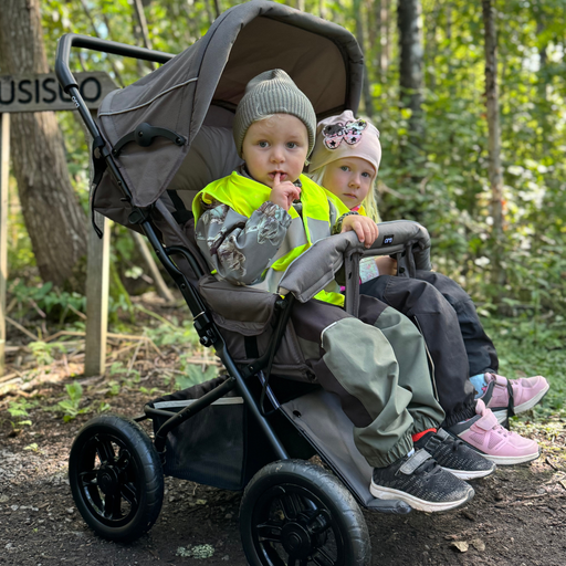 Ora Tupla-Malla metsässä ja kahdella lapsella