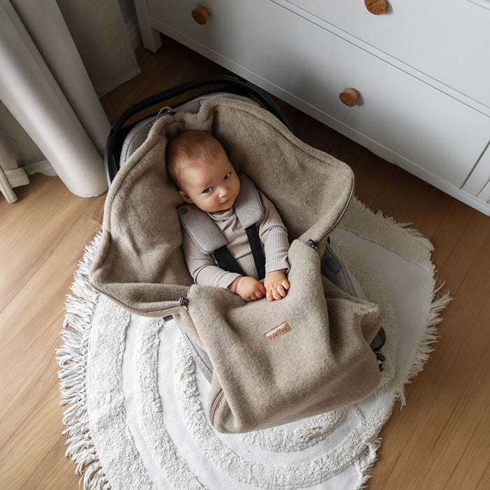 Zaffiron Maxi Sierra lämpöpussi turvakaukalossa, vauva sisällä